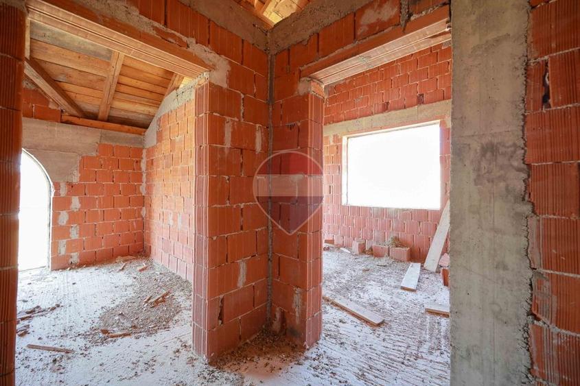 Casă cu 4 camere cu Teren 161 Mp în Central