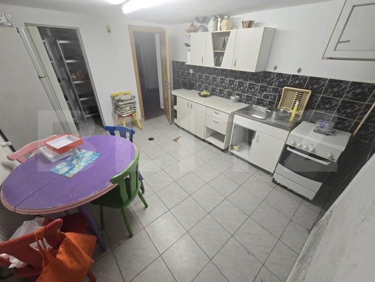 Casă individuală cu 9 camere cu Canalizare în Cetate