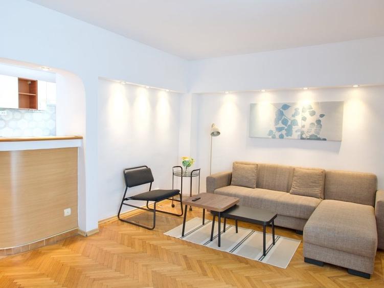 Apartament cu 3 camere decomandat, mobilat în Central