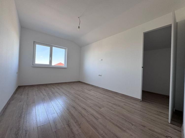 Duplex cu 4 camere cu Canalizare în Moșnița Nouă