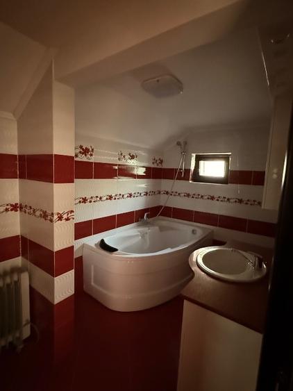 Casă individuală cu 5 camere cu Garaj în Hangu
