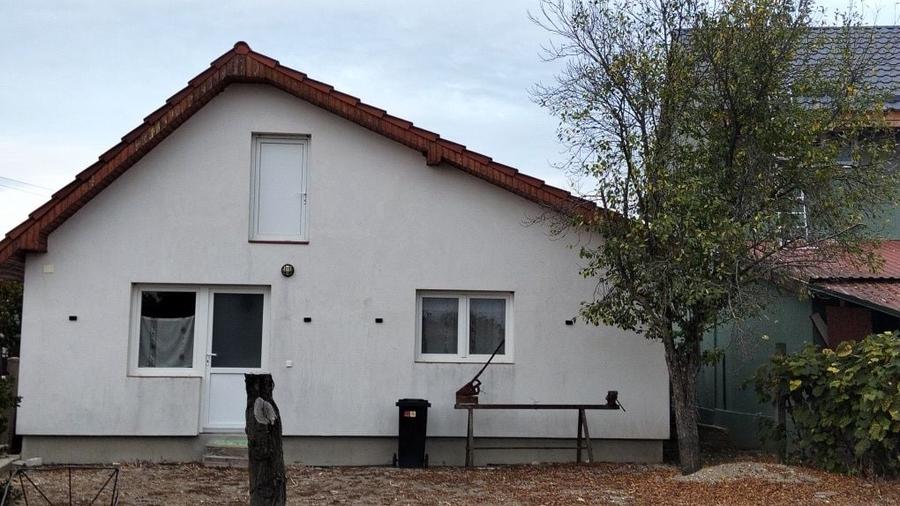 Casă cu 3 camere decomandat în Lazuri