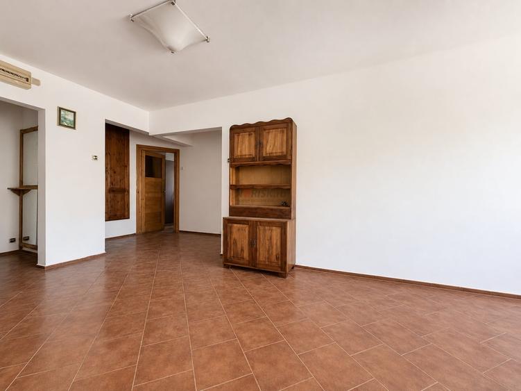 Apartament cu 3 camere semidecomandat în Gorjului