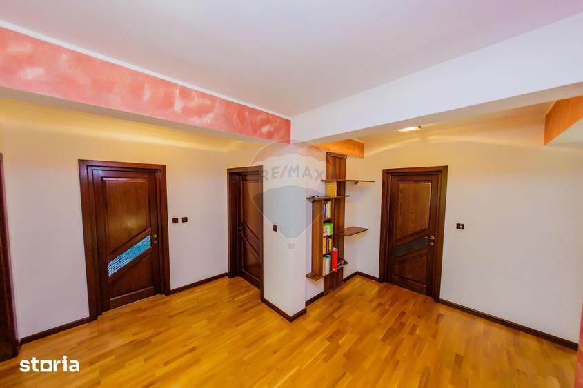 Casă cu 5 camere cu Teren 1108 Mp în Săsar
