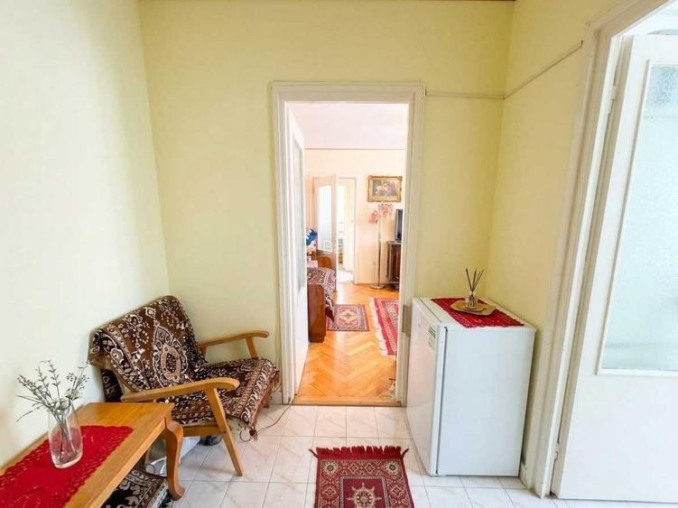 Apartament cu 2 camere, situat in zona ultracentrala a orasului Piatra-Neamt. Imobilul este dotat cu multiple imbunatatiri. Str Mihai Eminescu