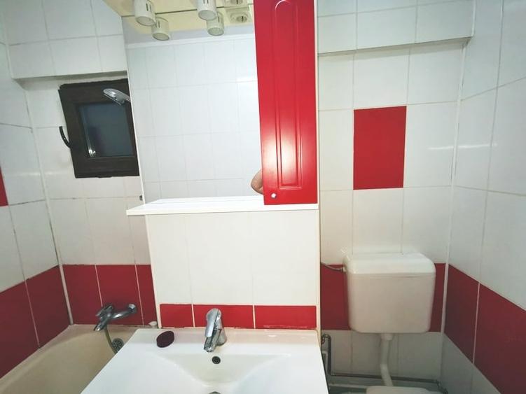 Apartament cu 3 camere decomandat în Lacul Tei