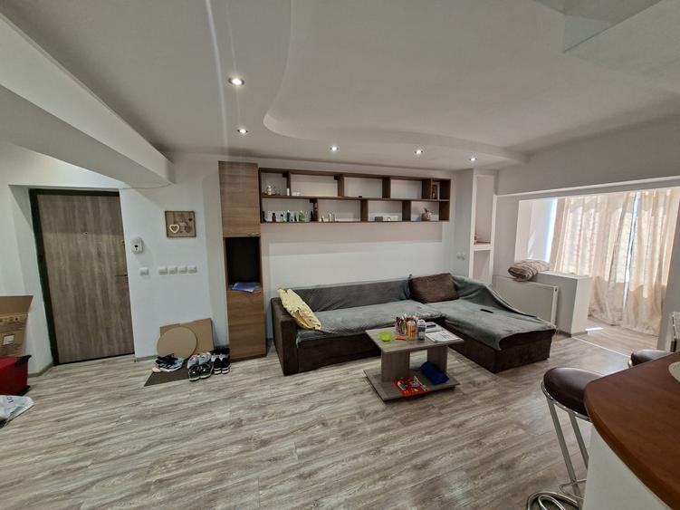 Apartament cu 3 camere decomandat în Exterior Vest