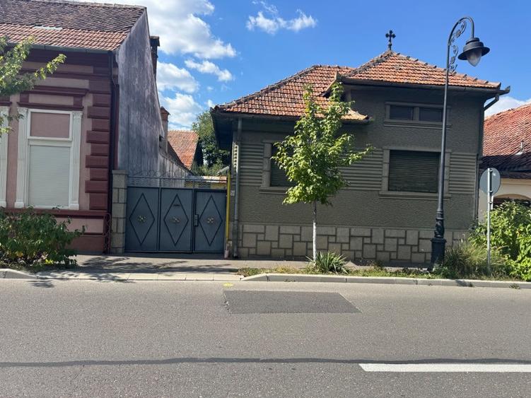 Casă cu 4 camere cu Teren 100 Mp în Caragiale