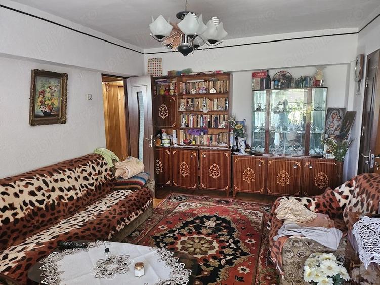 Apartament cu 3 camere semidecomandat în Obor