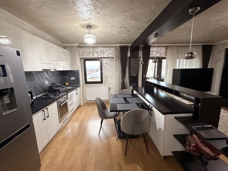 Apartament cu 3 camere decomandat în Central