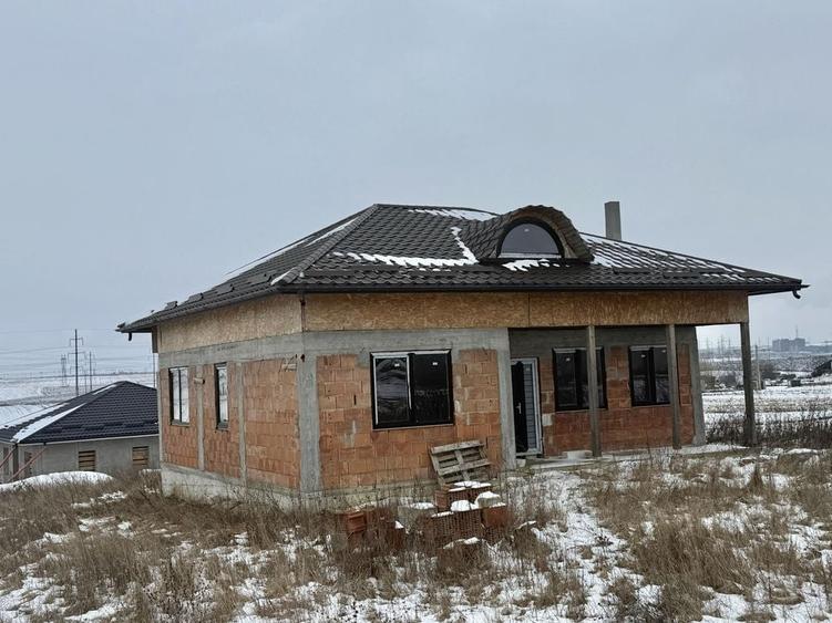 Casă cu 4 camere în Ipotești