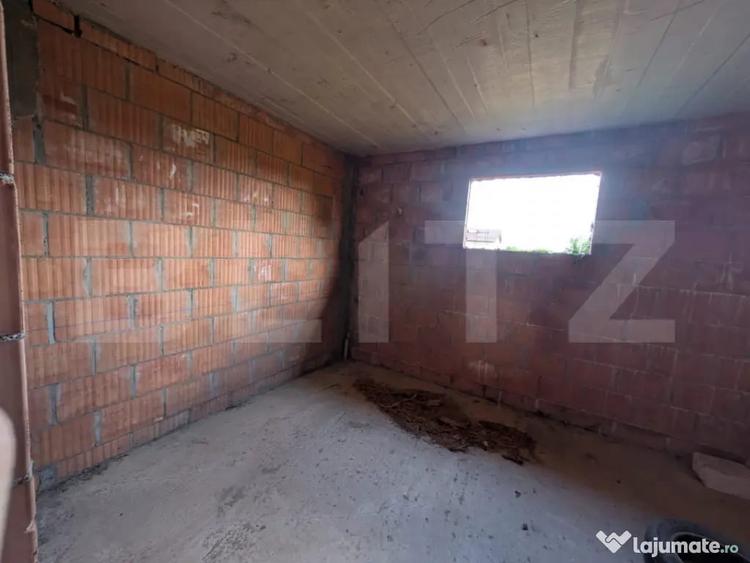 Casă cu 7 camere cu Teren 7500 Mp în Central