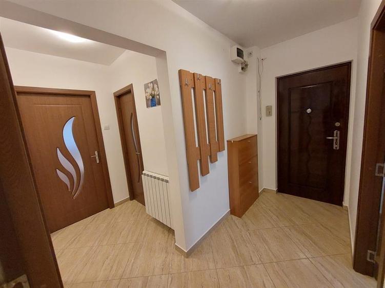 Apartament cu 3 camere decomandat în Astra
