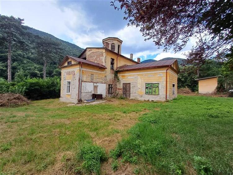 Casă individuală cu 4 camere cu Teren 3204 Mp în Central