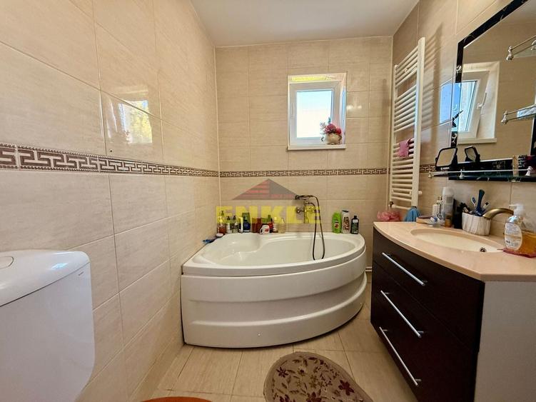 Casă individuală cu 4 camere cu Teren 1800 Mp în Periferie