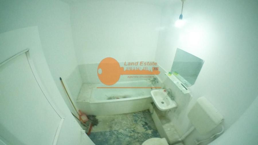 Apartament cu 3 camere semidecomandat în Rahova