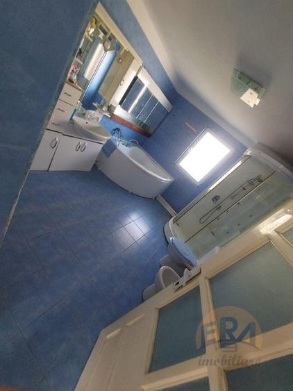 Casă individuală cu 9 camere cu Canalizare în Ineu