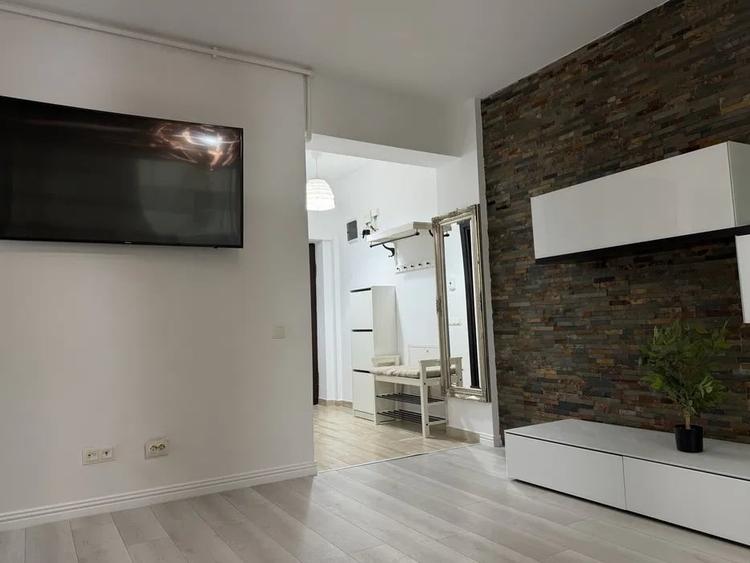 Apartament cu 3 camere decomandat, mobilat în Păcii