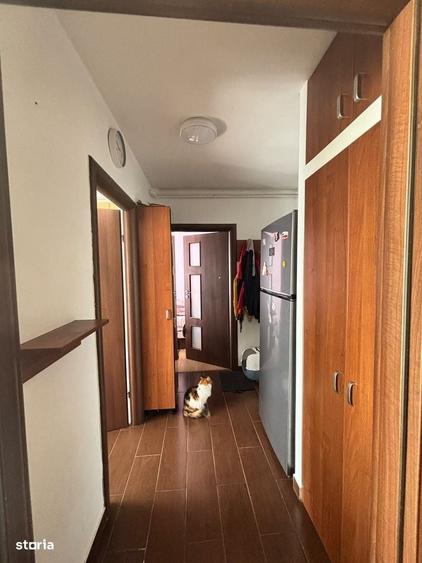 Apartament cu 3 camere semidecomandat în Tractorul