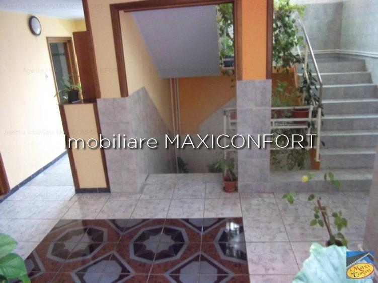 Casă cu 11 camere cu Garaj în Lacu Sărat