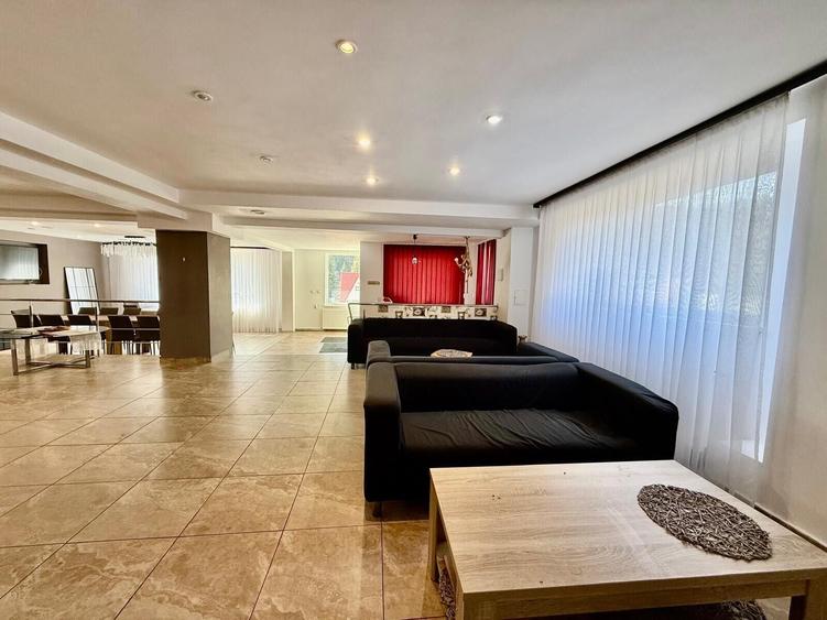 Duplex cu 18 camere cu Garaj în Central