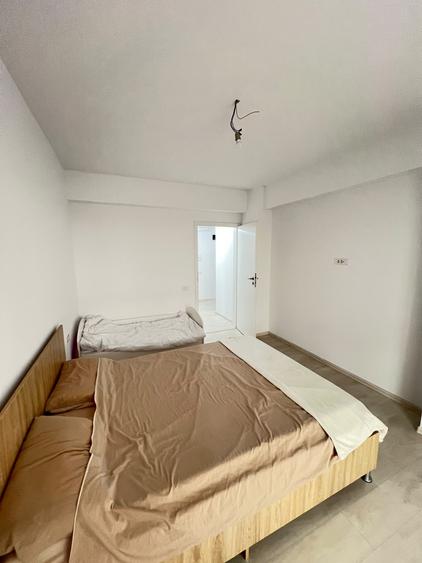 Apartament cu 3 camere semidecomandat în Baicului