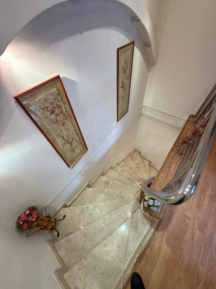 Apartament cu 5 camere semidecomandat, mobilat în Central