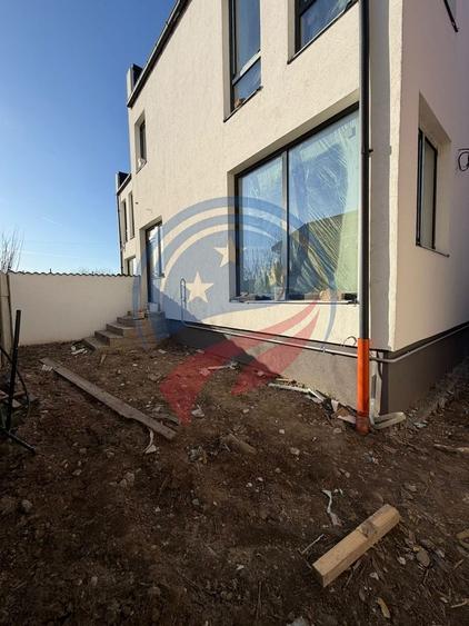 Casă individuală cu 4 camere cu Canalizare în Bariera Vâlcii