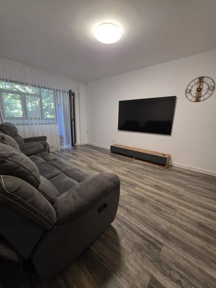 Apartament cu 3 camere decomandat în Berceni
