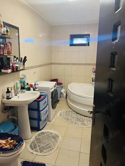Casă cu 6 camere cu Teren 210 Mp în Obor