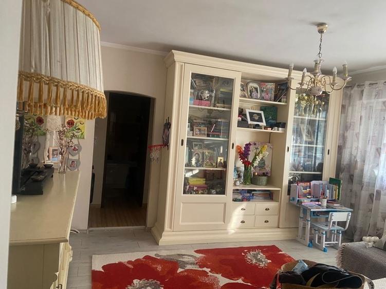 Apartament cu 3 camere semidecomandat în Central