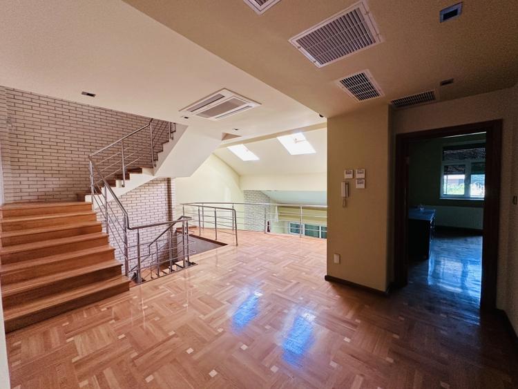 Duplex cu 12 camere cu Piscina în Roșu