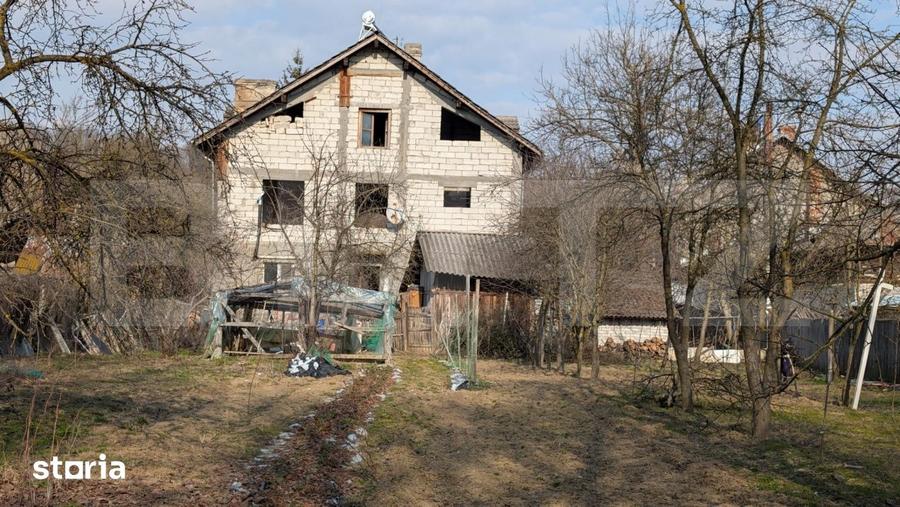 Casă cu 7 camere cu Teren 1656 Mp în Hulubești