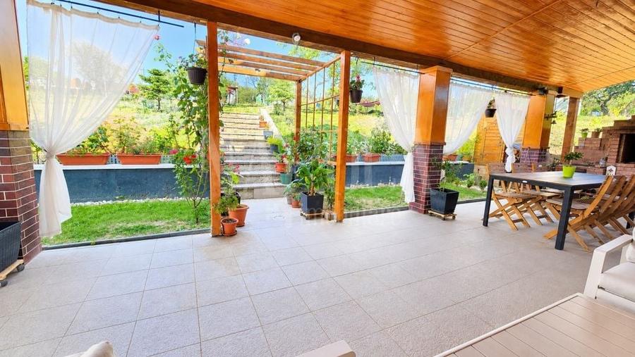 Casă individuală cu 5 camere cu Canalizare în Valenta