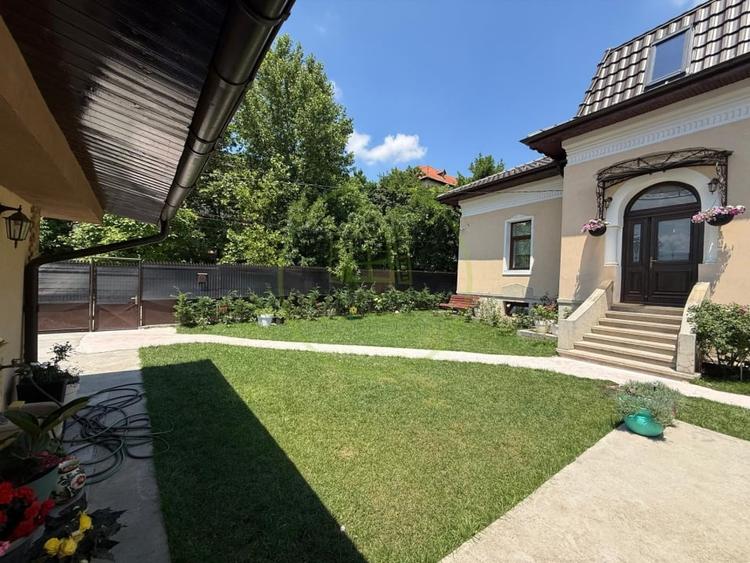 Casă individuală cu 10 camere cu Canalizare în Central