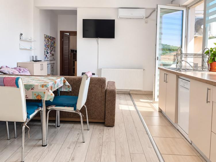 Apartament cu 3 camere semidecomandat, mobilat în Florești