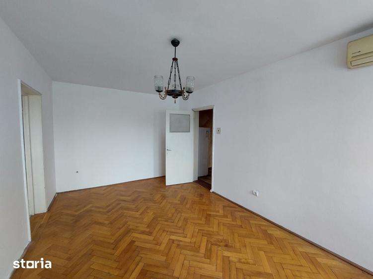 Apartament cu 3 camere semidecomandat în Independenței