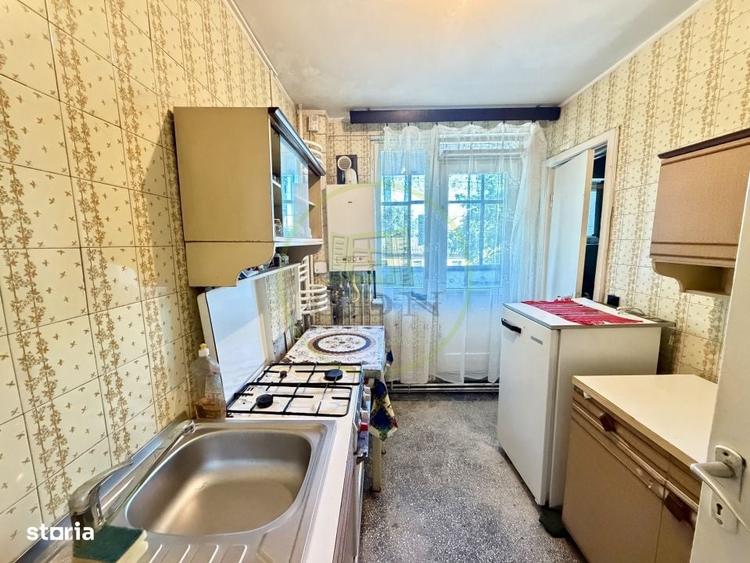 Apartament cu 3 camere semidecomandat, mobilat în Central