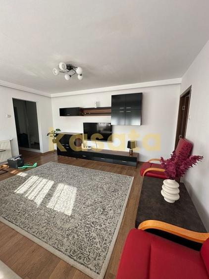 Apartament cu 3 camere semidecomandat, mobilat în Apusului