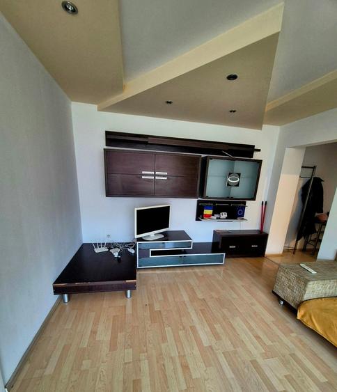 Apartament cu 3 camere semidecomandat în Centrul Civic