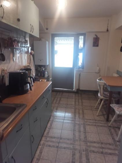 Apartament cu 3 camere decomandat în Sărari