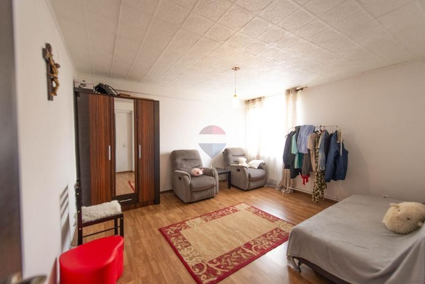 Casă individuală cu 7 camere cu Teren 383 Mp în Berceni