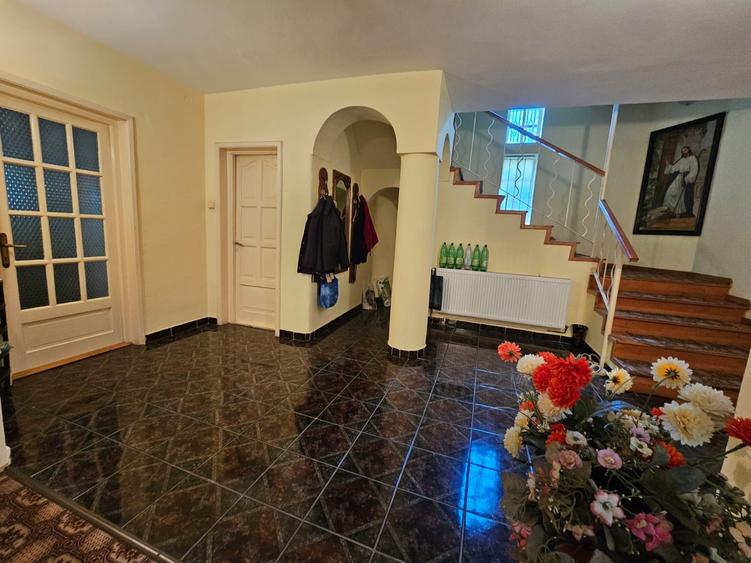 Casă cu 6 camere cu Teren 355 Mp în Decebal