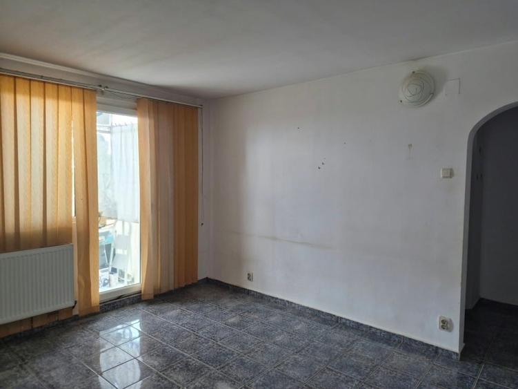 Apartament cu 3 camere decomandat, mobilat în Aurel Vlaicu