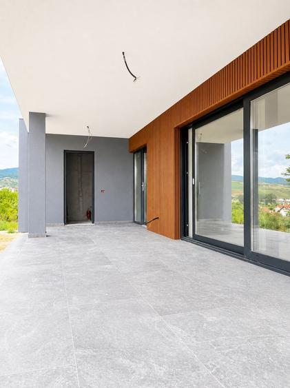 Casă individuală cu 5 camere cu Teren 670 Mp în Cetate