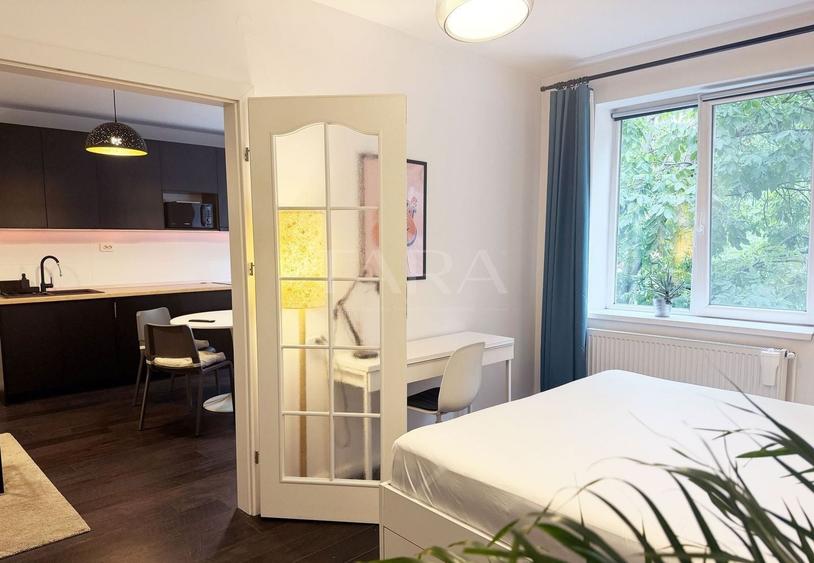 Apartament cu 3 camere semidecomandat, mobilat în Central