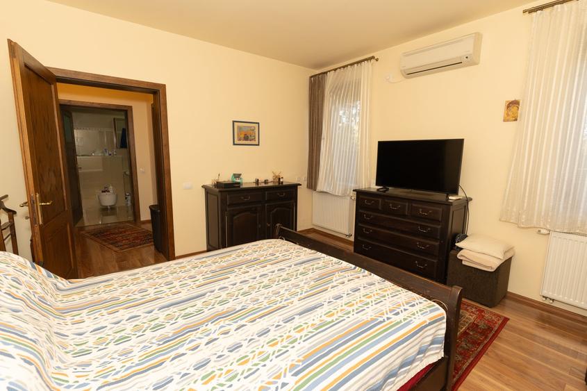 Casă cu 7 camere cu Piscina în Periș