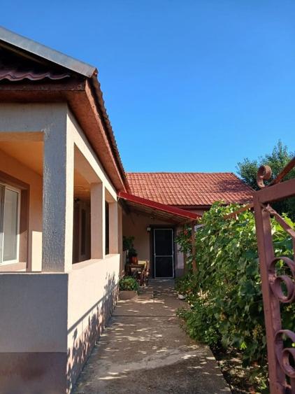 Casă cu 6 camere cu Teren 1600 Mp în Văcăreni
