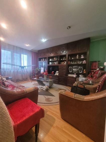 Apartament cu 3 camere decomandat în Sud