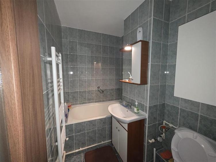 Apartament cu 2 camere semidecomandat în 1 Decembrie